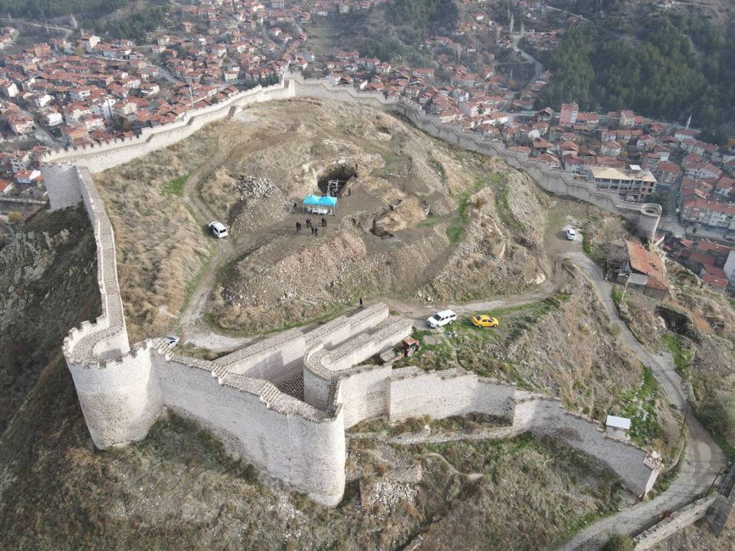 Türk bayrağı dikmek için toprağı kazınca şoke oldular! Kazdıkça yenisi çıkıyor. Yetkililer bölgeyi incelemeye aldı 23